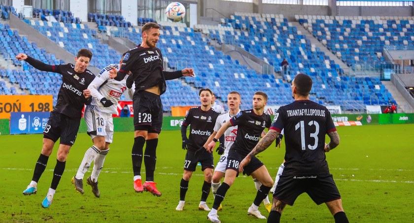 Po bardzo dobrym meczu Wisła przegrywa z Pogonią 0:1. Zaczarowana bramka [ZDJĘCIA]