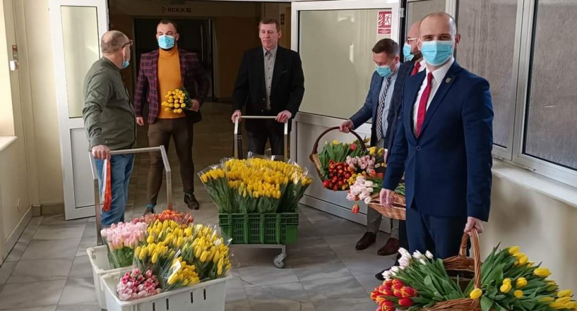 Samorządowcy uczcili Dzień Kobiet. Kwiaty dla pań w Wojewódzkim Szpitalu Zespolonym w Płocku