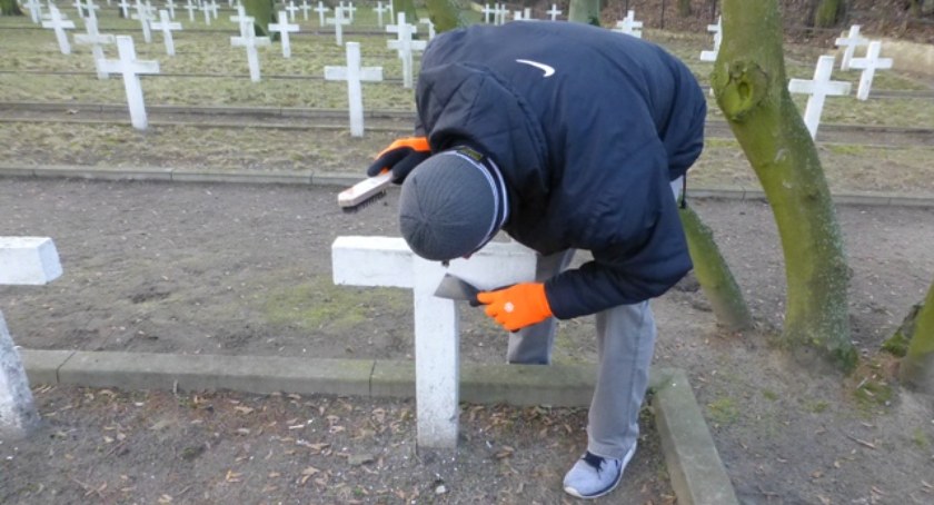 Skazani z Zakładu Karnego odnawiają kolejne mogiły na Cmentarzu Garnizonowym! Czy dołączą do nich uczniowie płockich szkół?  