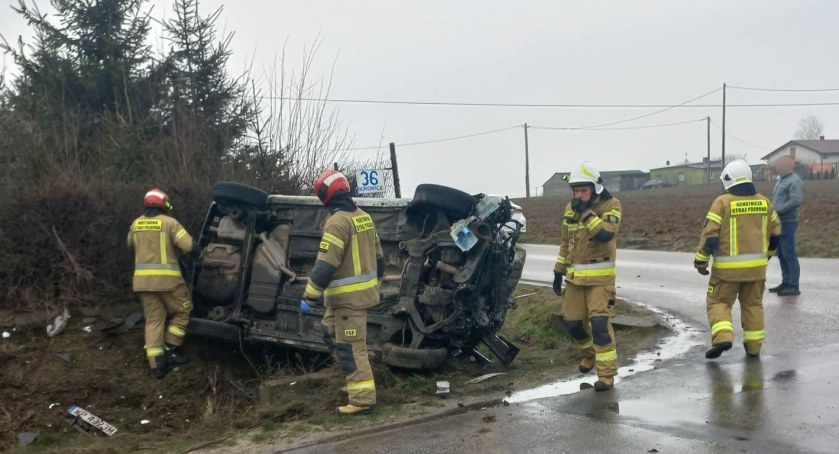 Wypadek w Borowicach. Nie ustąpił pierwszeństwa. 3 osoby w szpitalu [FOTO]