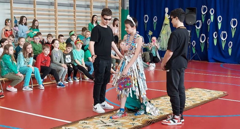 Kolorowe skarpetki świetnie pasują do sukienek z papieru! Liszyno Fashion Week dyktuje trendy nie tylko na wiosnę [FOTO]