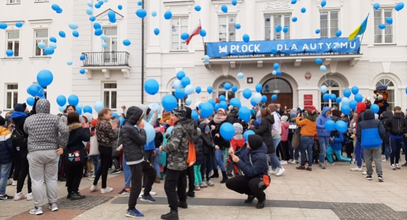 Bądźcie w piątek przed ratuszem! Polecą setki niebieskich balonów