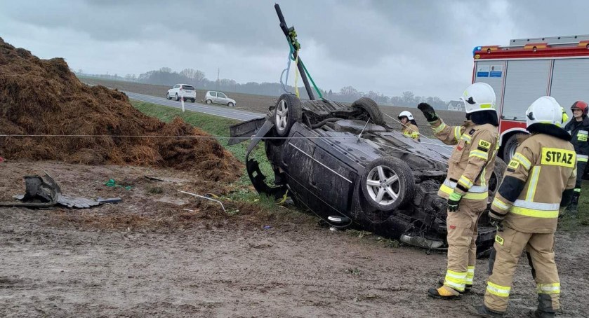 Samochód zatrzymał się na kapliczce. Zdarzenie drogowe w Męczeninie (FOTO)