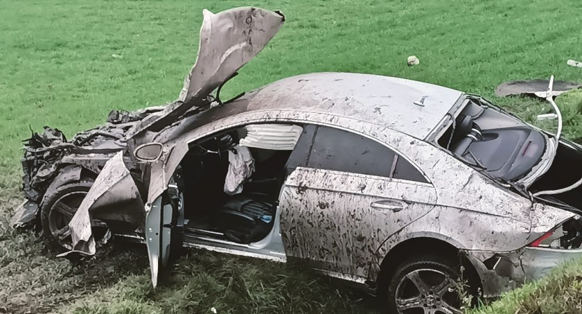 Dachowanie osobówki w Stropkowie. Wciąż niebezpiecznie na drogach  (FOTO)