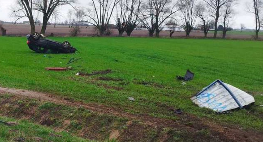 Dachował i zniszczył wiatę przystankową. 21-latek miał dużo szczęścia 