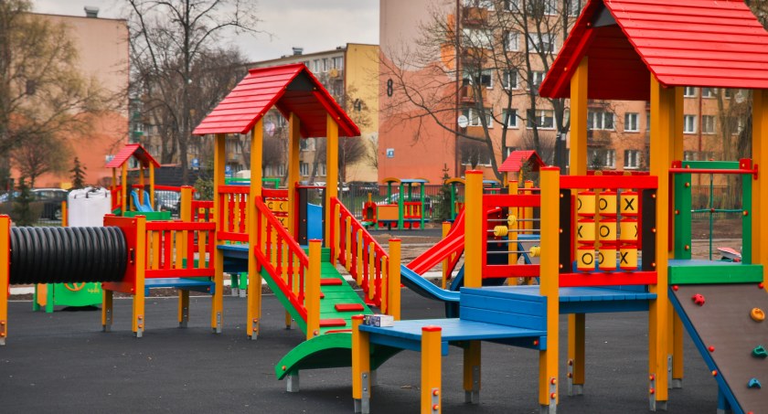 Finał budowy placów zabaw przy ul. Kossobudzkiego. Teraz wszystko zależy od...