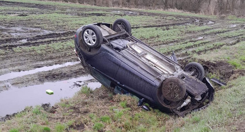Dachowanie w Goślicach. Kolejna ofiara fatalnego zakrętu... (FOTO)