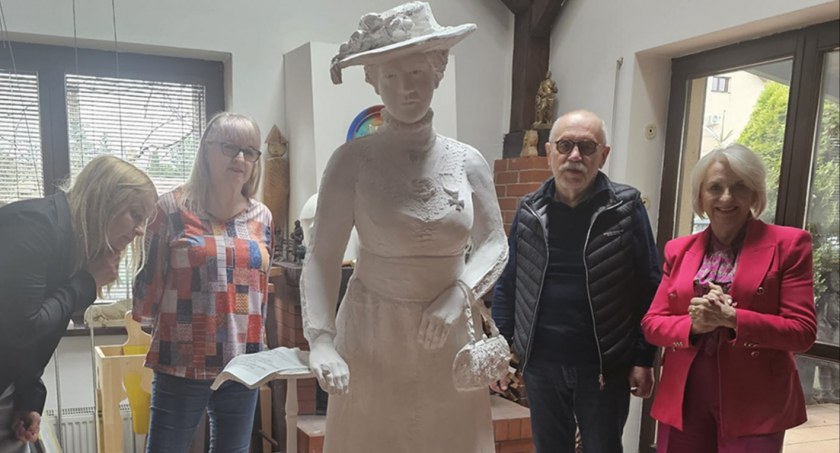Marcelina Rościszewska w październiku stanie na ul. Tumskiej. Gipsowa rzeźba pojechała do odlewnika
