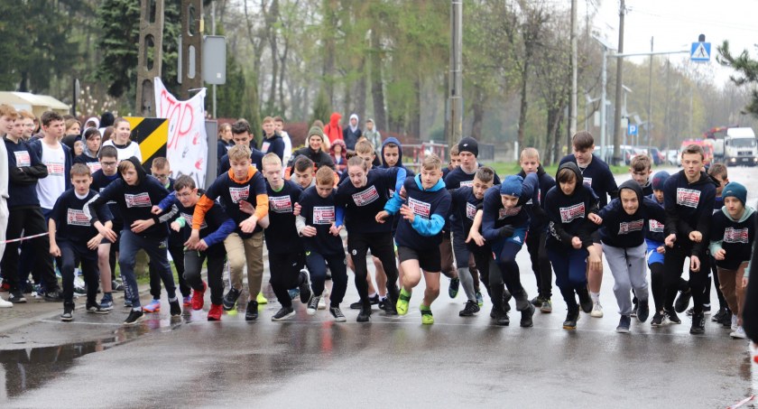 Bieg-manifest! Setki biegaczy na ulicach Wyszogrodu [FOTO] 