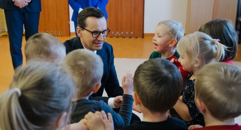 Premier Rady Ministrów w Gostyninie.  Z wizytą w przedszkolu nr 4