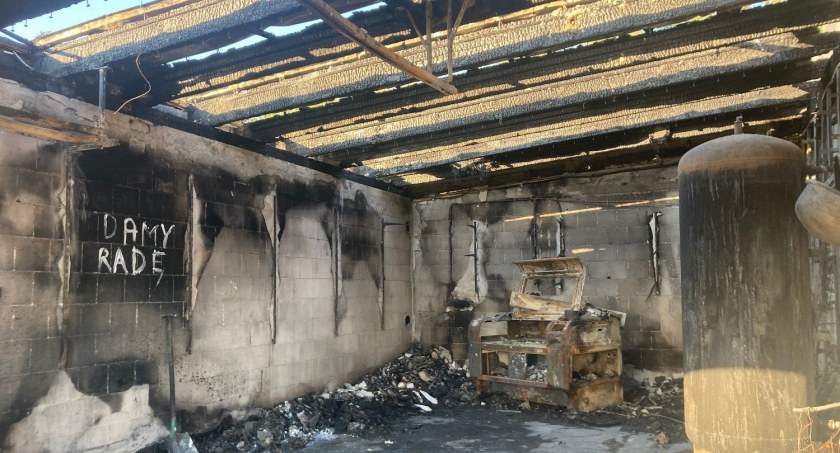 Małżeństwo z czwórką małych dzieci zostało bez dachu nad głową. Ogień spalił dom, ale nie wiarę w ludzi