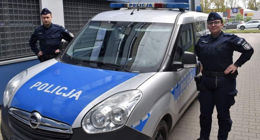 Wszedł na barierki mostu… W ostatniej chwili uratowali go policjanci