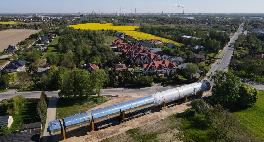 Kolumna Wash Tower na półmetku trasy. Dziś w nocy dotrze na plac budowy Olefin III