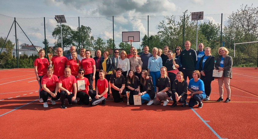 Jak otwierać boisko, to tylko na sportowo!!! Turniej siatkarski w Zągotach
