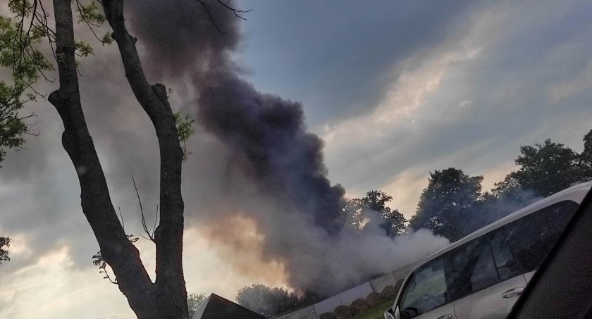 Ogień w warsztacie. Kłęby dymu nad Lwówkiem [ZDJĘCIA]