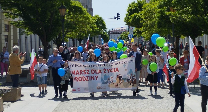 Popierają życie i rodziny! Setki osób przeszło ulicami miasta [FOTO]
