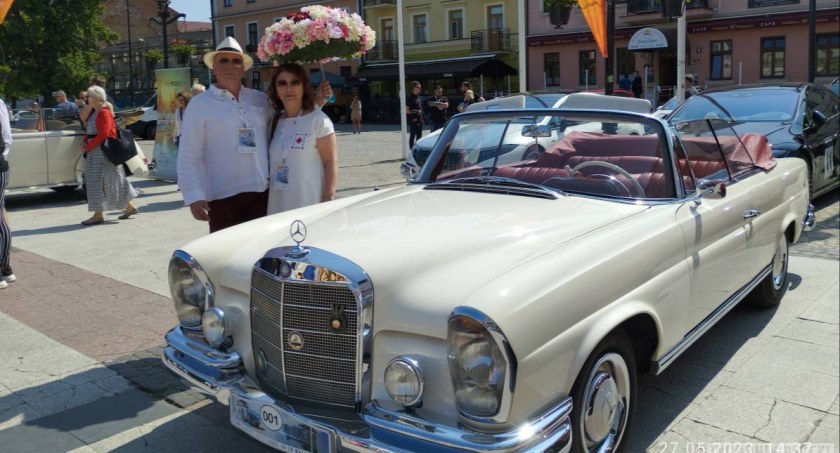 Mercedesomania w Płocku. Motoryzacyjne skarby na starówce