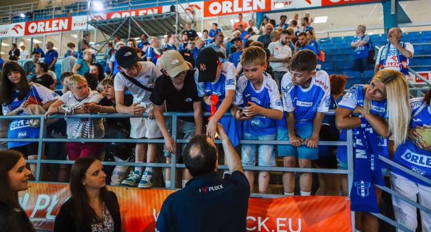 Kibice dziękują piłkarzom za emocje, piłkarze dziękują kibicom za wsparcie 