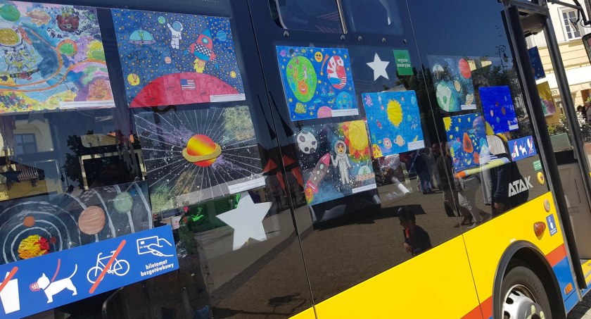Rakiety, planety i ufoludki zamknięte w autobusie. Dzieciom nigdy nie brakuje kosmicznych pomysłów  [FOTO]