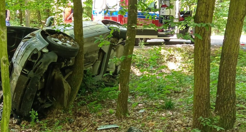 Auto wypadło z drogi. Wypadek w Sendeniu [FOTO] AKTUALIZACJA