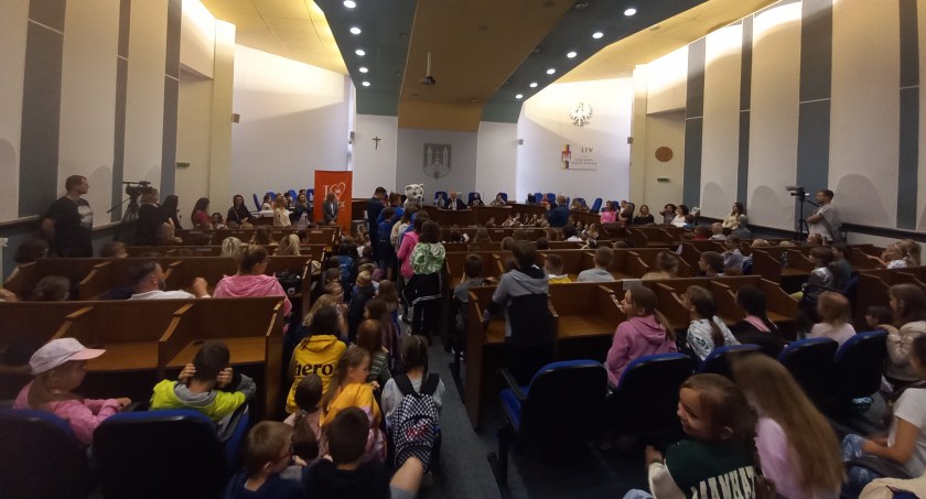 Młodzi rowerzyści z płockich szkół opanowali aulę ratusza! Podsumowano akcję 
