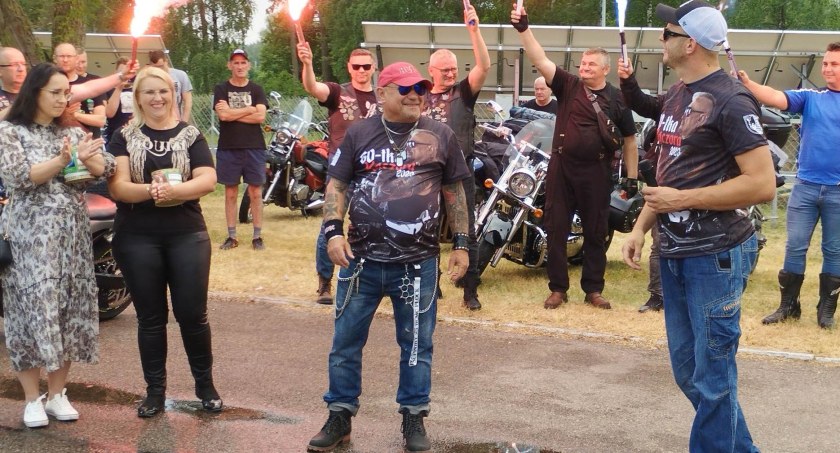 Kłęby dymu z palonych gum i rac. Tak się bawili motocykliści Pod Żaglami [ZDJĘCIA]