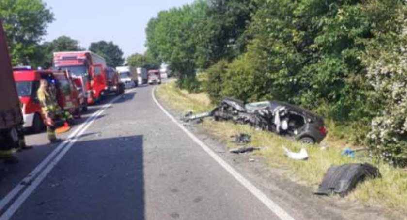 Czołówka ciężarówki z osobówką. DK-62 w Wyszogrodzie była przez dłuższy czas zablokowana  