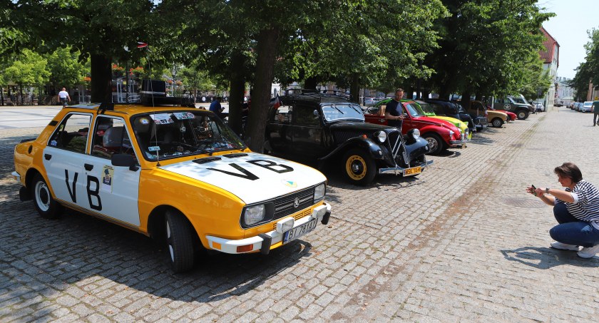 Motoryzacyjne perełki na Starówce. Aż szkoda, że to był tylko chwilowy przystanek [ZDJĘCIA]