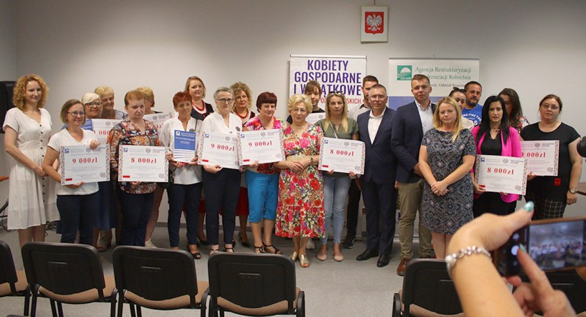 Koła Gospodyń Wiejskich z dofinansowaniem. ARiMR przekazała czeki dla gospodyń z powiatu płockiego