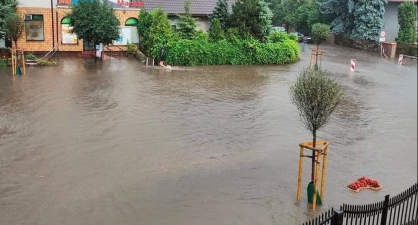 Zalało Wyszogród. Strażacy walczą ze skutkami burzy [ZDJĘCIA]