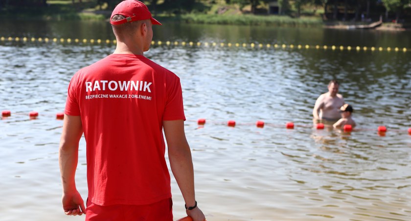 Od soboty czas na bezpieczne wakacje na plaży w Grabinie! PKN ORLEN i WOPR znów razem działają! 