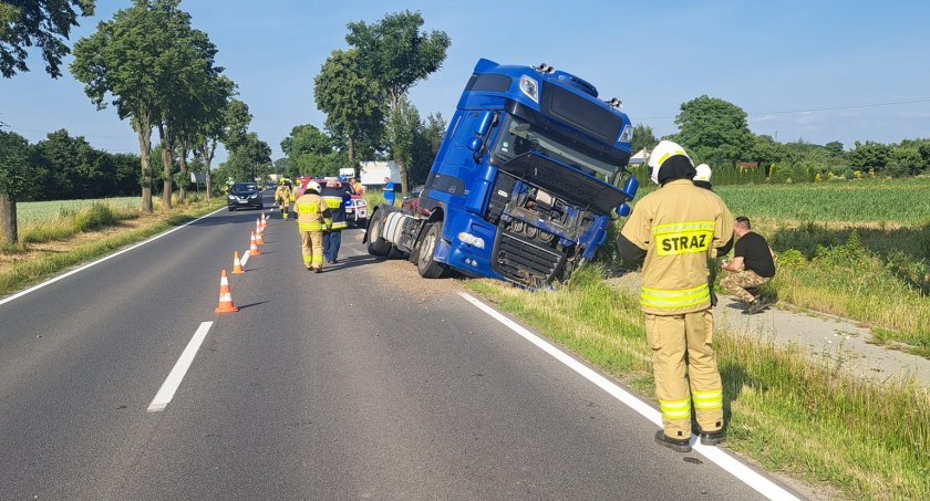Wystrzeliła opona w samochodzie ciężarowym. To może się zawsze przydarzyć w drodze  
