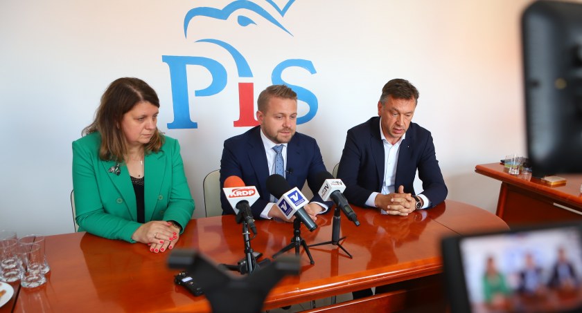 O Turowie, imigrantach i wspólnej liście PiS i Suwerennej Polski w wyborach parlamentarnych. Konferencja Zjednoczonej Prawicy w Płocku