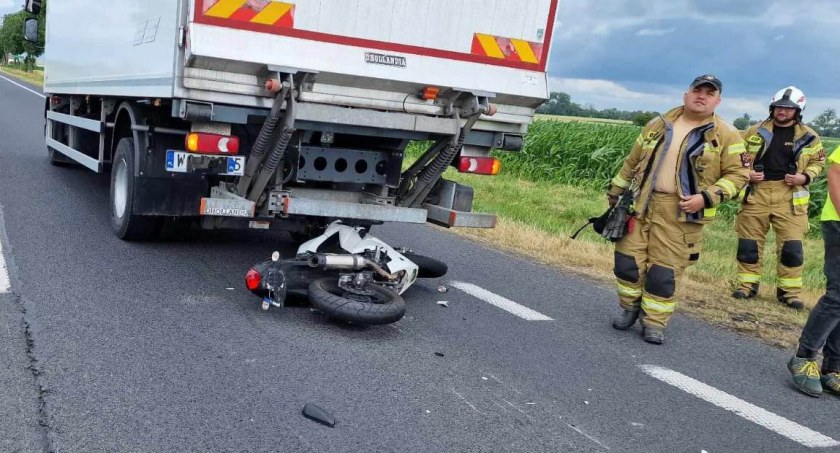 DK-10 z Drobina do Sierpca zablokowana. Motocyklista uderzył w ciężarówkę