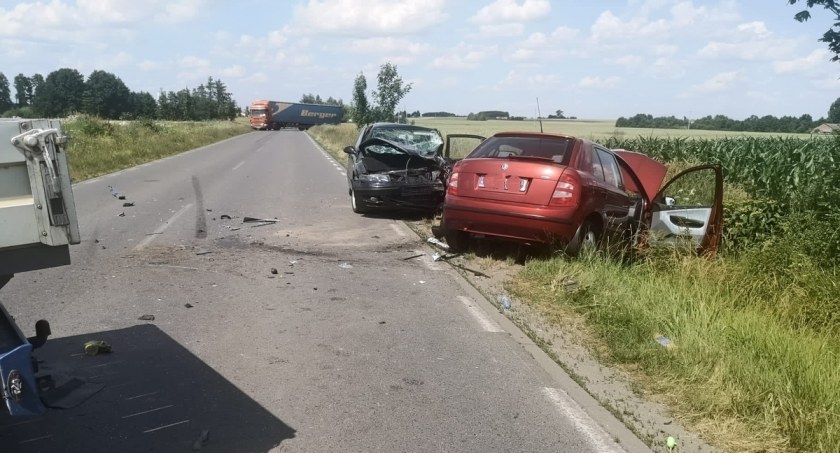 4 osoby trafiły do szpitala. Wypadek trzech samochodów 