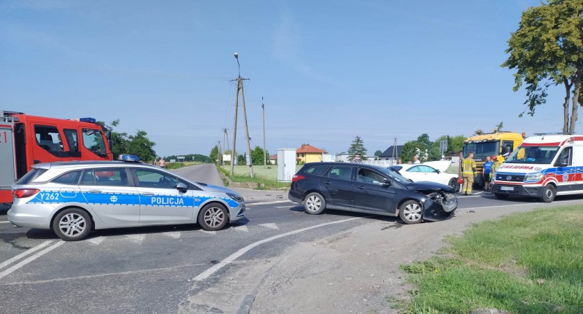 Kierowca forda wymusił pierwszeństwo. Groźne zdarzenie w Mańkowie [ZDJĘCIA]