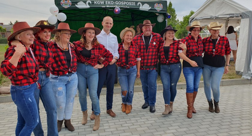 Był szeryf, kowbojki i… groźny byk. V „Dzień Sąsiada” w Brochocinie [FOTO]