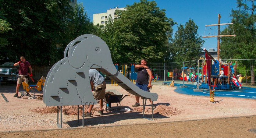 Przy przedszkolu  w centrum Płocka powstaje plac zabaw