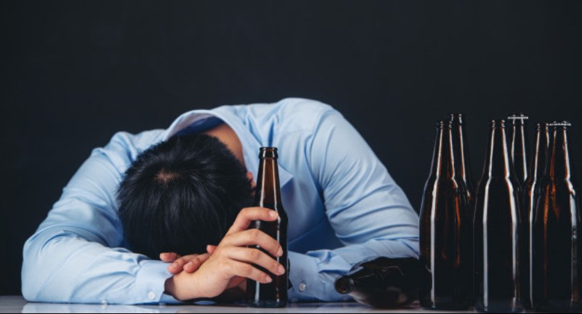 Miał sześć nakazów doprowadzenia do zakładu karnego. Wydał go… alkohol