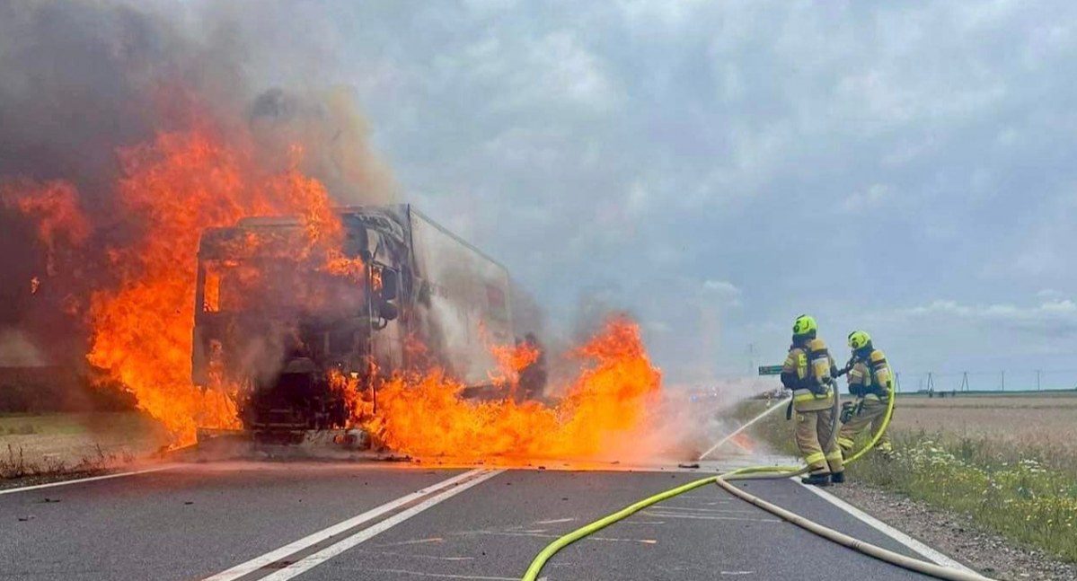 Ciężarówka w ogniu. Wahadło na DK-50 w okolicach Rębowa  