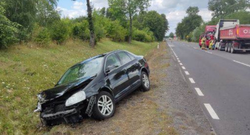 Na DK-62 znów niebezpiecznie. Wyprzedzając, uderzył w osobówkę i ciężarówkę 