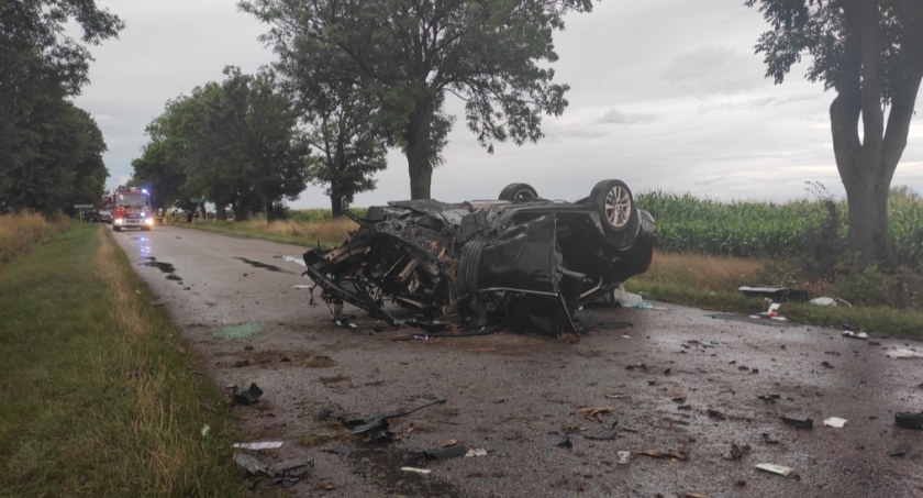 Stracił panowanie za kierownicą. Po chwili z auta została miazga 