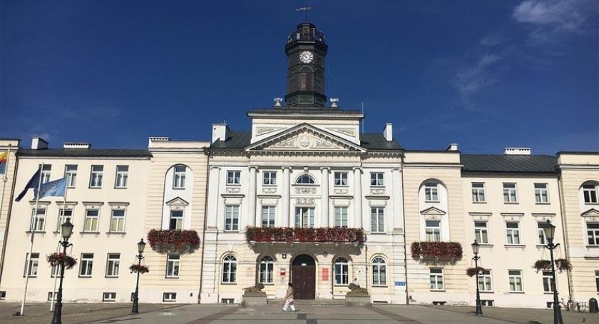 Premier informuje o pieniądzach dla samorządów, prezydent Płocka odpowiada
