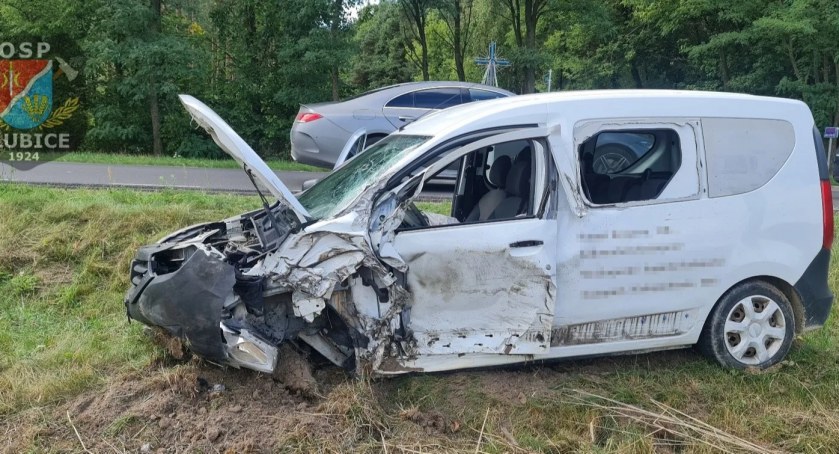 Zahaczył o ciężarówkę i polało się paliwo. Za chwilę ucierpiało BMW. Wypadek w Budach [ZDJĘCIA]