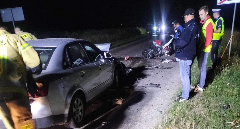 Czołówka motocykla i osobówki w Łukoszynie. 34-letni motocyklista zginął na miejscu [ZDJĘCIA]