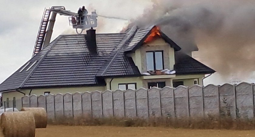 Pożar domu w miejscowości Radzanowo Dębniki. Są utrudnienia w ruchu