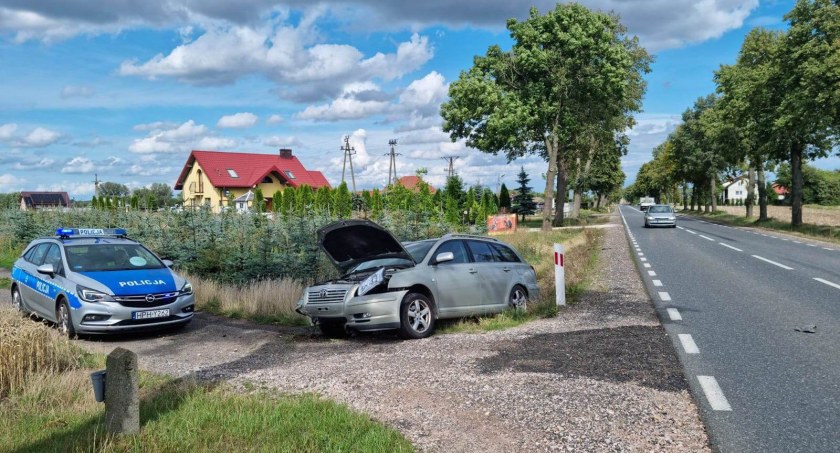 Pobudka w rowie w Goślicach. 67-latek usnął za kierownicą