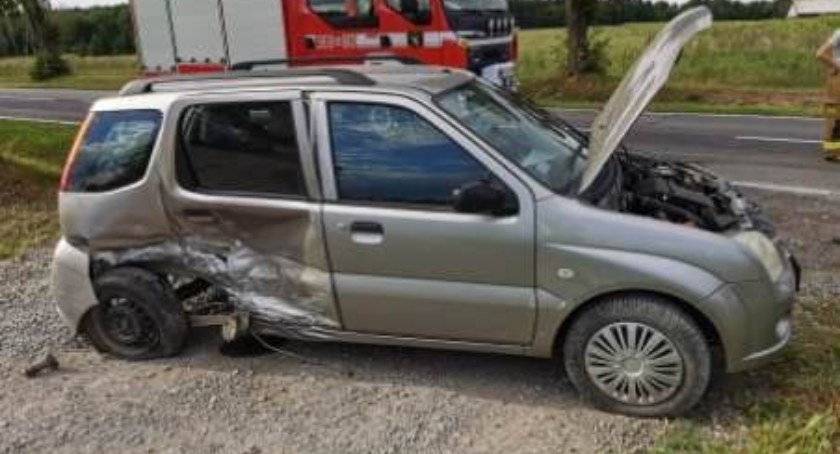 Pijany 24-latek spowodował wypadek. Ranną kobietę z dzieckiem zabrano LPR do szpitala