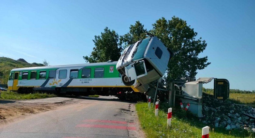 Ciężarówka wjechała wprost pod szynobus. Są ranni. Wstrzymano ruch pociągów na szlaku Nasielsk – Płońsk