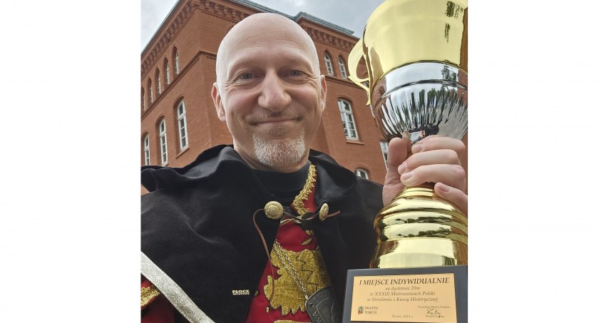 Płocki Wilhelm Tell! Krzysztof Buczkowski został Mistrzem Polski w strzelaniu z kuszy historycznej  